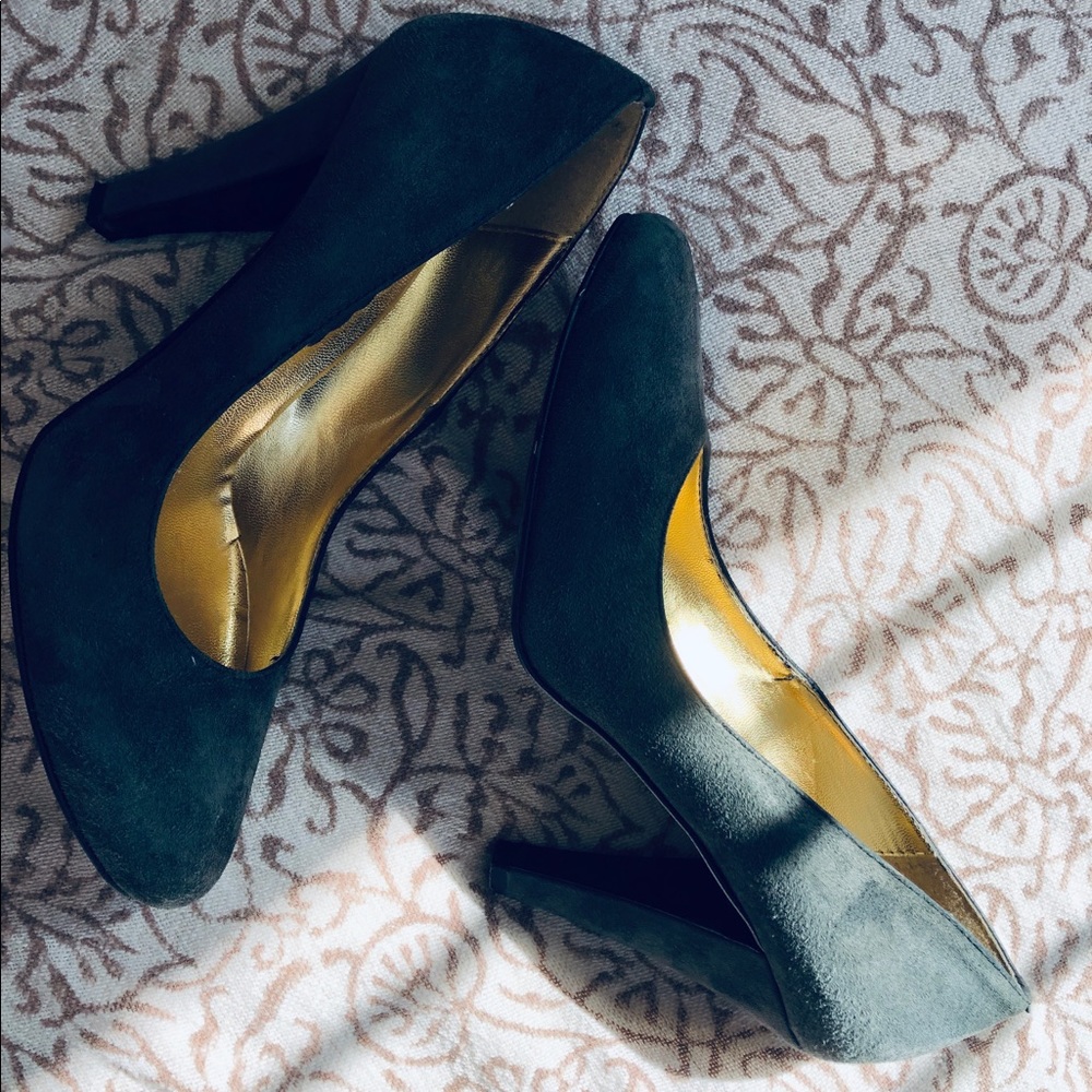Gray Suede pumps by Made In Italy.